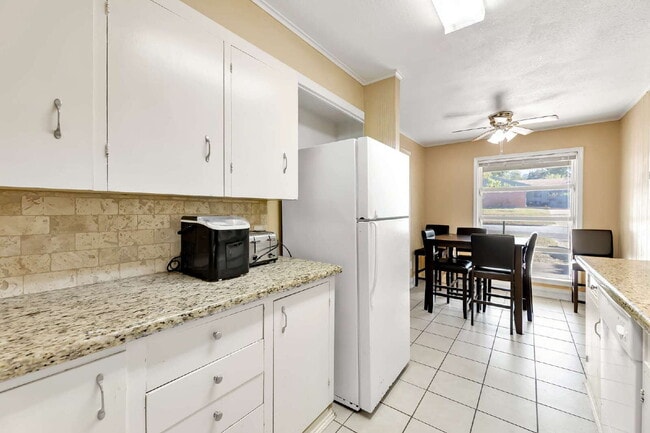 Building Photo - 520 Helena St