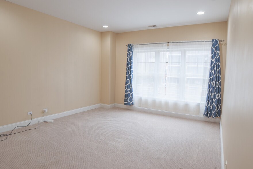 Building Photo - 4953 Oakton St