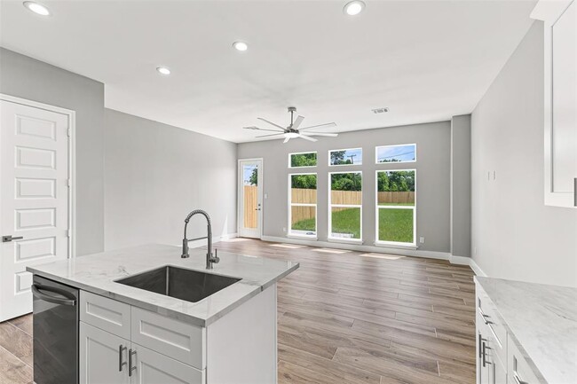 Building Photo - 5510 Pershing St