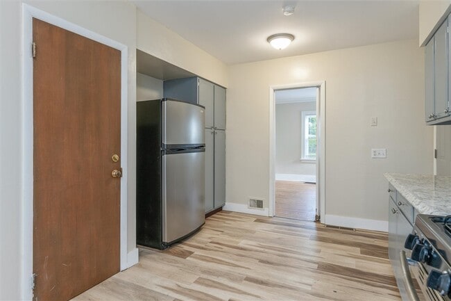 Building Photo - 425 Highland Ave