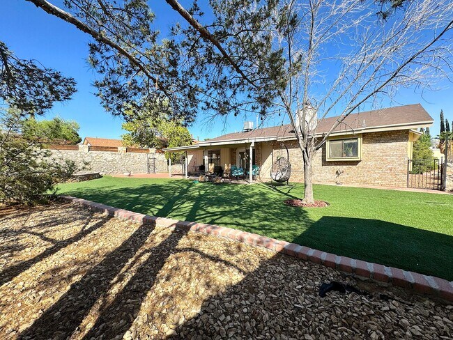 Building Photo - 6851 Amposta Dr