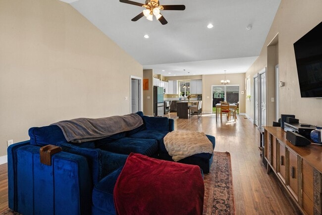 Building Photo - Gorgeous 4 Bedroom Home in Ryen Glenn