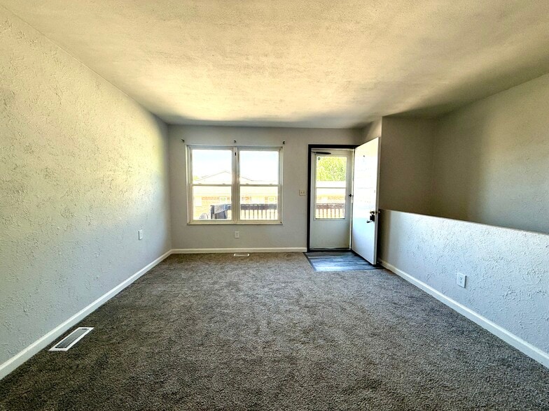 Building Photo - 2604 Eastview Dr