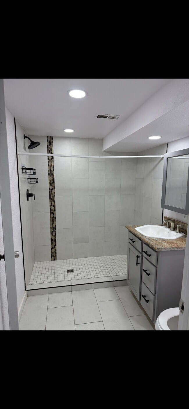 Building Photo - 11175 Dexter Dr