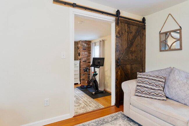 Building Photo - 160 Beecher St