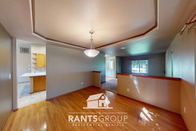 Building Photo - Lovingly cared for 3-bedroom, 1.75-bath ra...