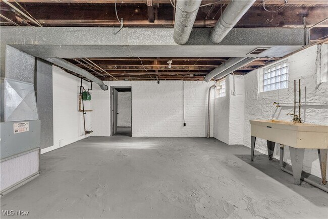 Building Photo - 3249 Hyde Park Ave