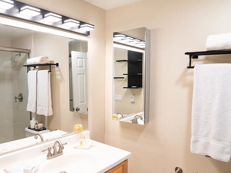 En-suite bathroom - 7929 SW 40th Ave