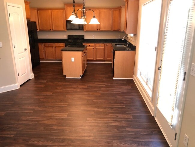 Building Photo - Beautiful 5 Bed 4 Bath Home in Heart of Co...