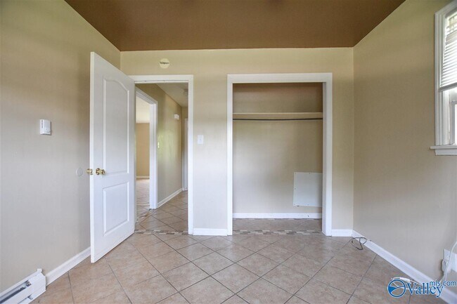 Building Photo - 1512 Oakwood Ave NE