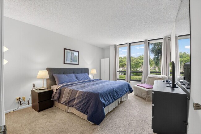 Building Photo - 6815 Willow Wood Dr