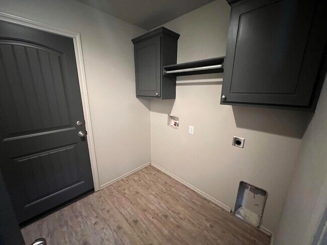 Building Photo - 716 Hillshire Ave