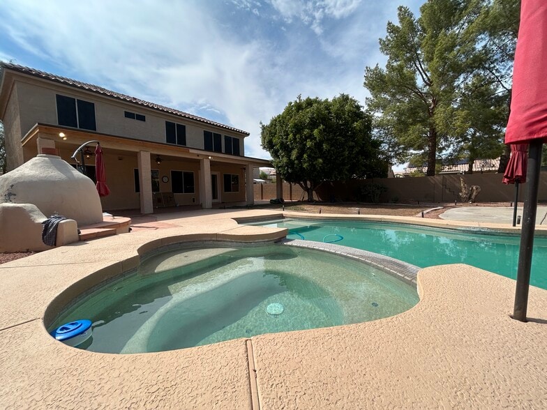 Building Photo - 9885 S La Rosa Dr
