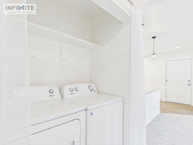 Building Photo - Modern 2 Bed / 2 Bath Apartment with Fireplace & Stainless Appliances