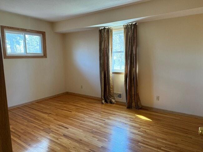 Building Photo - Comfortable, Updated Home in the Heart of Roseville. Avail NOW. *In-Unit Laundry*