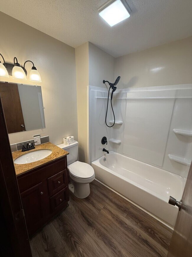 Building Photo - 2 Bedroom, 1 Bath Remodeled House