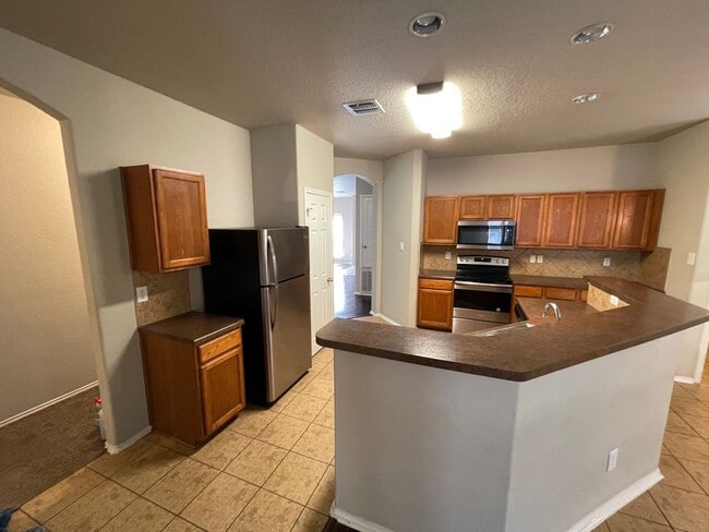 Building Photo - Nice, Roomy & Ready! 3 Bedroom 2 Bath in S...