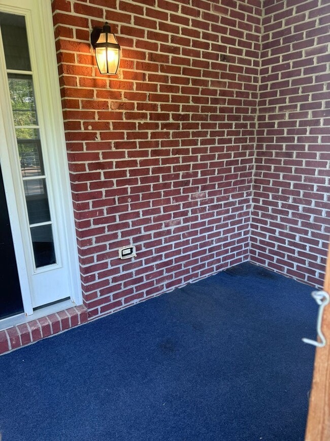 Building Photo - 5 Bd 2.5 Ba