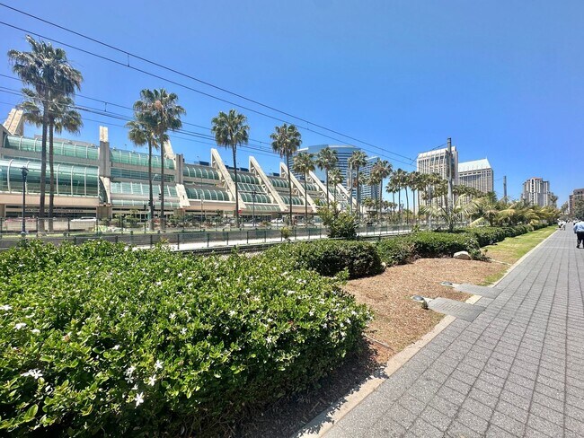 Building Photo - Luxury 2 Bed/2.5 Bath 2 Story Townhouse in...