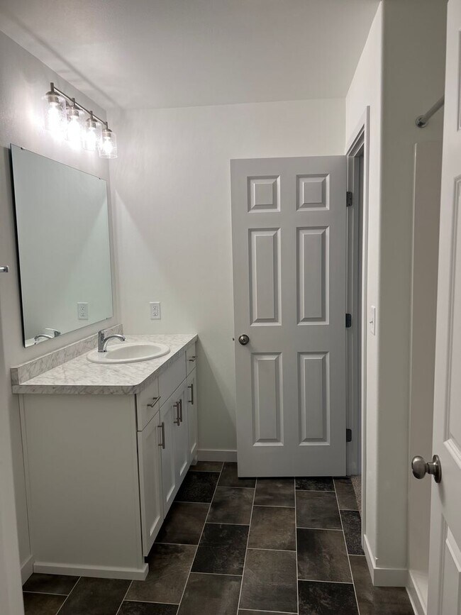 Building Photo - 3 Bed 2.5 Bath Single Family Home