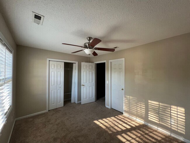 Building Photo - 216 Palace Cir