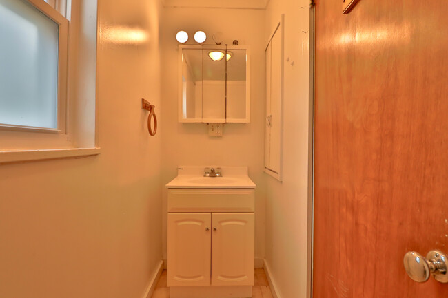 Building Photo - 831 N Raynor Ave