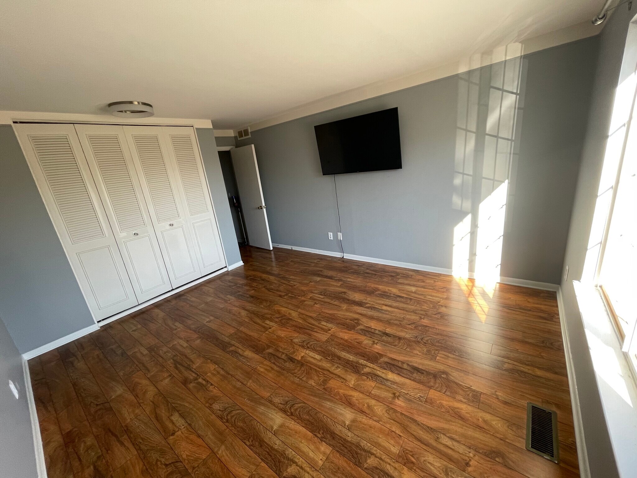 Building Photo - 500 Fox Hills Dr N