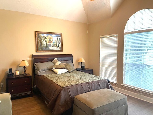 Building Photo - Great Location, wonderful Schools, Large e...