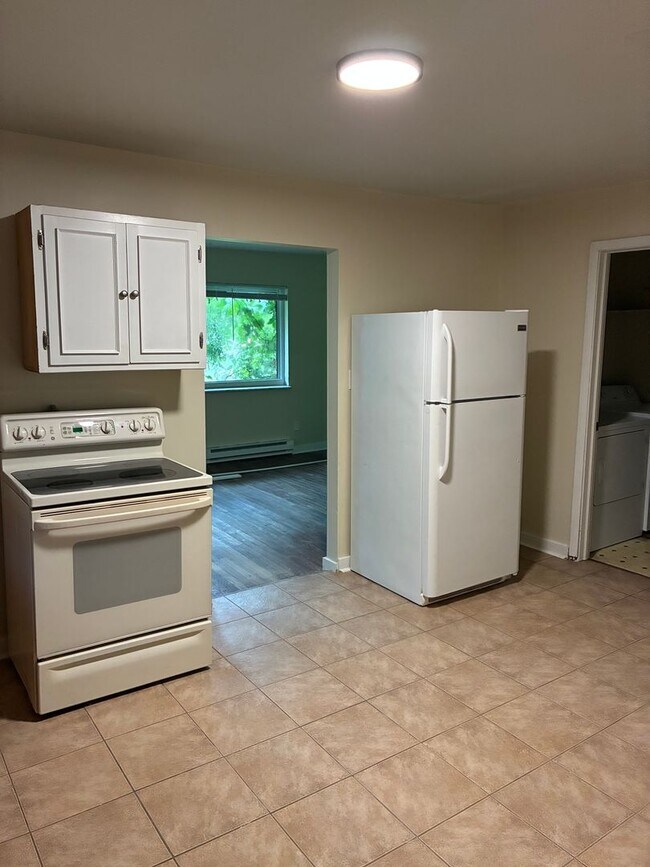 Building Photo - Cozy 2 Bedroom 1 Bath Duplex! Available Now!