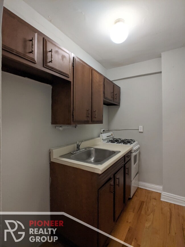 Building Photo - 425 W Roscoe St