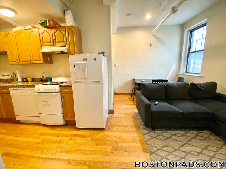 Building Photo - 204 Hemenway St