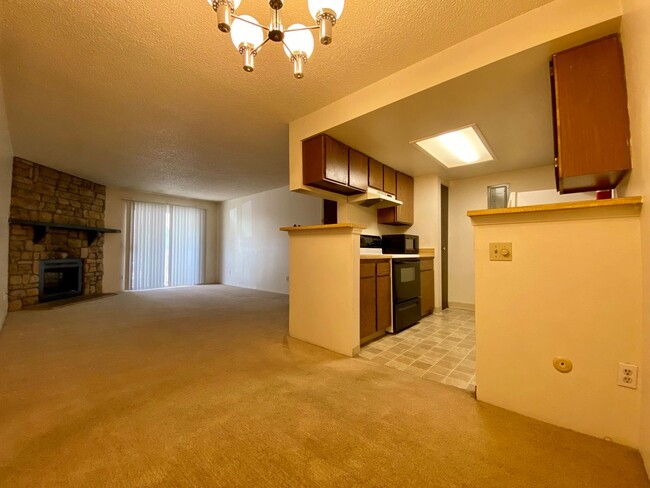 Building Photo - Charming 1 Bed 1 Bath Condo near Windsor L...