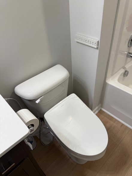 Building Photo - 16 Roxbury Dr