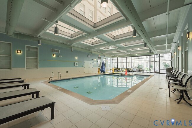 Building Photo - 230 N 6th St S