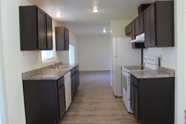 Building Photo - 4 BR, 2 1/2 BA home with fenced yard.