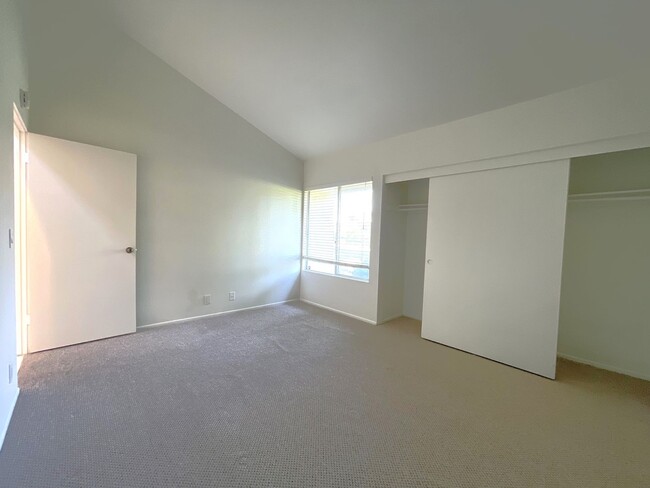 Building Photo - AVAILABLE NOW! BEAUTIFUL 2 Bed 2 Bath Cond...