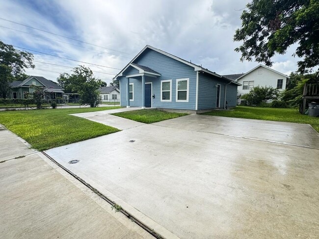 Building Photo - 1408 N De Leon St