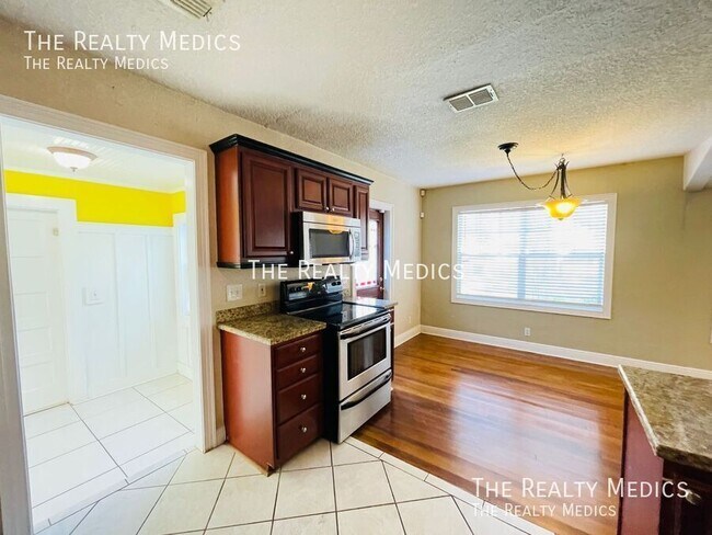 Building Photo - Available NOW! Charming 3-Bedroom Home in ...