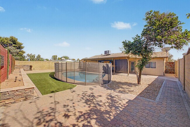 Building Photo - 4048 E Dahlia Dr