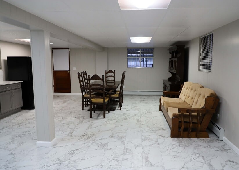 Building Photo - 15 Bleecker St