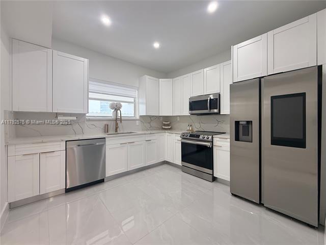 Building Photo - 927 SW 18th Ave