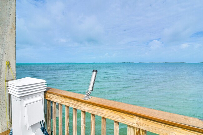 Building Photo - 9860 Leeward Ave