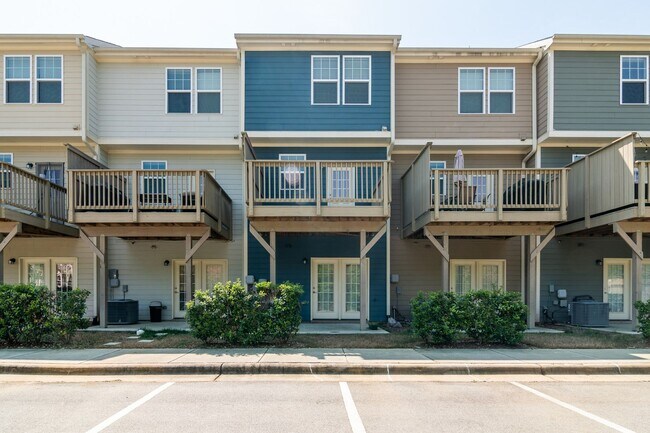 Building Photo - Spacious 3 Bed / 3.5 Bath Townhome Near Raleigh Iron Works & 440!