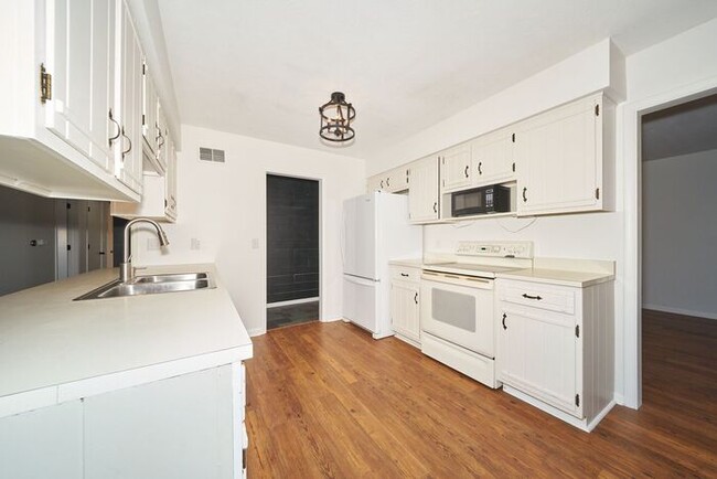Building Photo - Spacious 3 Bedroom with Finished Basement ...