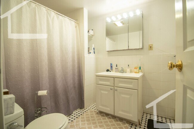 Building Photo - No Brokers Fee, heat, Hot Water Included, Garden Level Recently Renovated Unit, Laundry on a Site