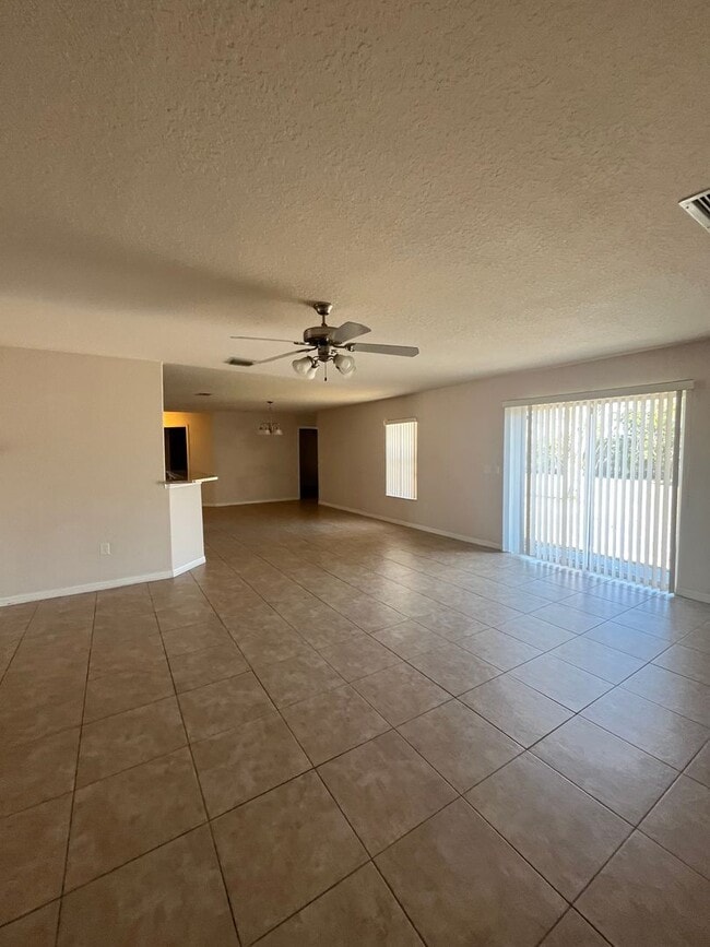 Building Photo - Beautiful Open Floor Plan 4 bedrom 2 Bath!
