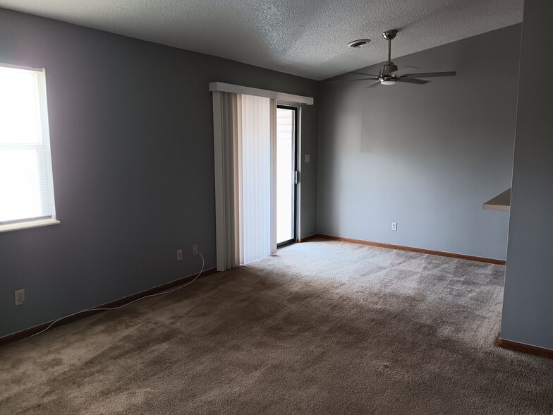 Building Photo - 461 Cedarview Ct