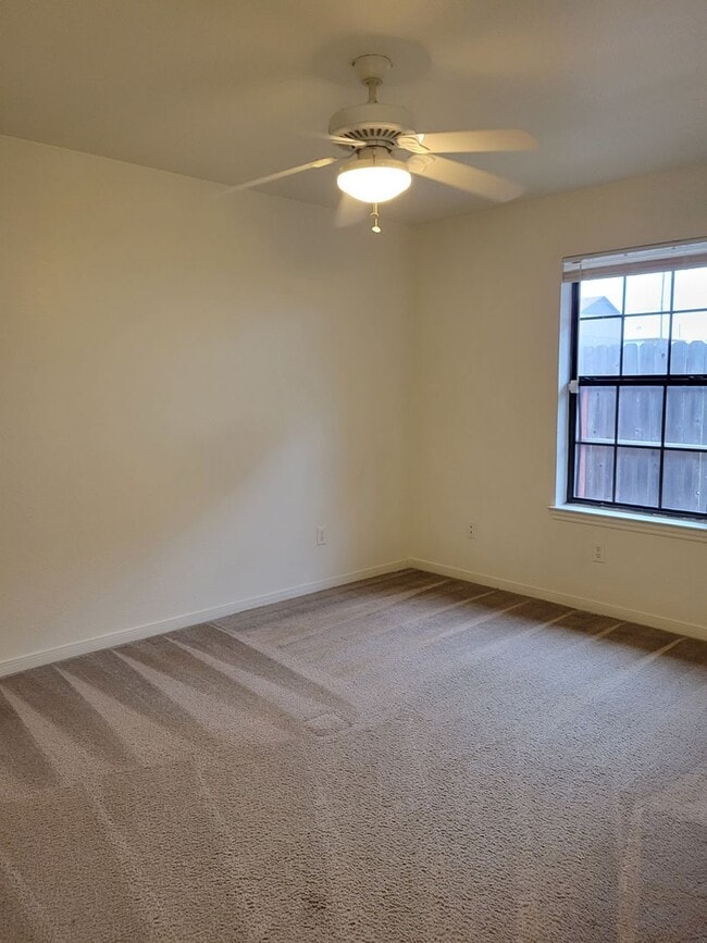 Building Photo - HUGE 2 BEDROOM DUPLEX IN HARKER HEIGHTS!