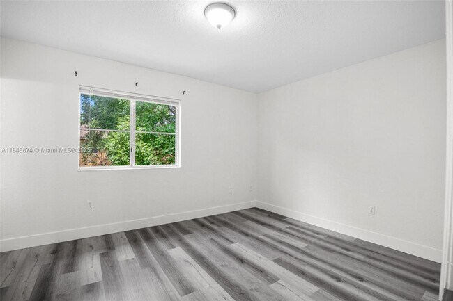 Building Photo - 980 SW 6th Pl