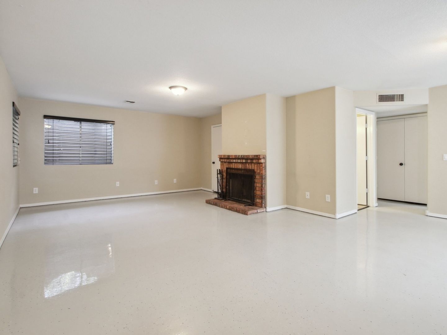 Building Photo - 1610 E Park Ave
